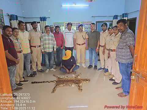 Police personnel with the accused and the seized leopard skin