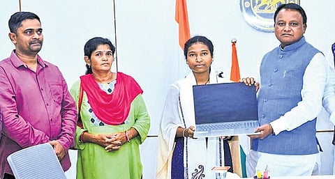 Chief Minister Mohan Charan Majhi felicitates Champa Raspeda in the presence of Utkala Keshari Das and his sister Sindhumati