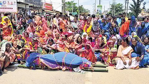 ASHA workers staging protest with the body of Daimati Bhatra