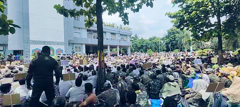 5,000 contractual forest staff gherao Aranya Bhawan in Odisha seeking job
regularisation