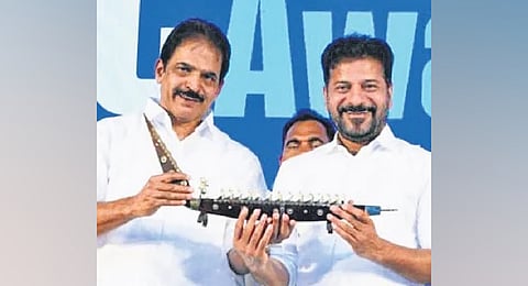 AICC General Secretary KC Venugopal presents a memento to Chief Minister A Revanth Reddy in Alappuzha on Sunday
