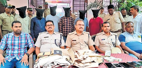 Rayagada police present the 7 accused and the looted cash before media