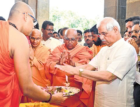 Governor Rajendra Arlekar praying at the Mahasamadhi at Sivagiri Mutt, Varkala, in Thiruvananthapuram on Sunday. Sivagiri Mutt chief Swami Satchidananda is also seen.
