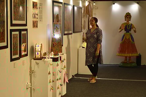 Handlooms and Textiles Minister S Savitha announced that handicrafts will be sold at discounts of 10, 20, and 30 percent until the end of this month.