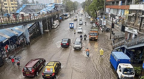 A red alert has been issued for Mumbai, Thane and Ratnagiri districts, applicable till 11:30 am on Monday