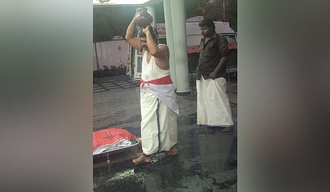 T Safeer, a member of Kadinamkulam grama panchayat, performing the last rites of Chhattisgarh native Rakhi