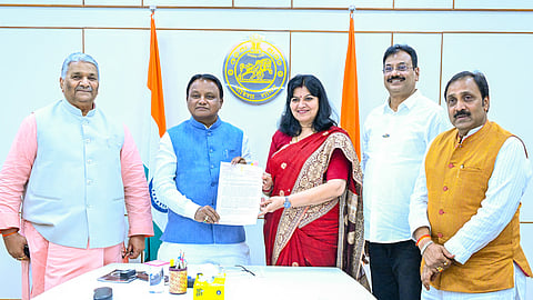Bhubaneswar MP Aparajita Sarangi handing over a memorandum to CM Majhi at Lok Seva Bhawan