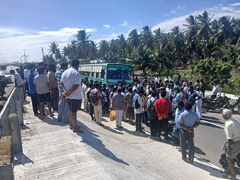 Gomangalampudur, located on the Pollachi-Udumalpet road in Coimbatore, staged a road roko by blocking vehicles, alleging that mofussil buses do not stop at the Gomangalampudur bus stop.