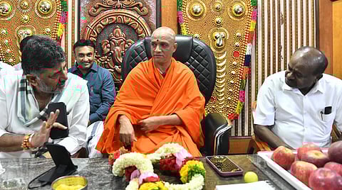 Adichunchanagiri mutt seer Nirmalanandanatha swami with DCM DK Shivakumar and Union Minister HD Kumaraswamy.