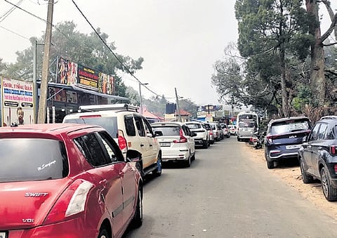 Surveys across major road stretches reveal recurring congestion, particularly near entry points and popular tourist circuits