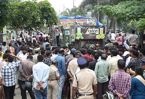 Vendors protesting at the removal of the stalls (Express Photo | G Satyanarayana)