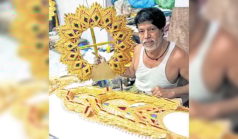 Syed Aslam Ali working on a
‘zari medha’ at Banka Bazaar in
Cuttack.