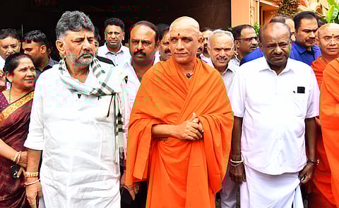 Dy CM Shivakumar, Union Minister HD Kumaraswamy and other leaders during a cast census meeting by Vokkaliga community at Vijayanagar in Bengaluru on Saturday.