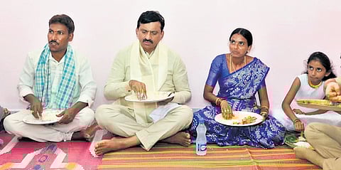 Revenue & Housing Minister Ponguleti Srinivasa Reddy has lunch with a beneficiary family after inaugurating Indiramma houses on Wednesday