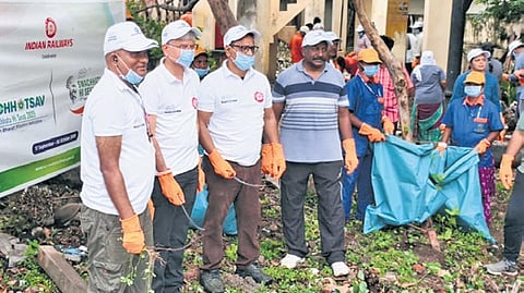 Activities under the banner “Ek Din, Ek Ghanta, Ek Saath” focused on Platform No. 1 (South) and the water tank area.