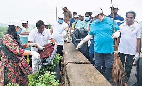 As part of the Swachhata Hi Seva programme, Transport Minister Ponnam Prabhakar, Collector Pamela Satpathy, and other officials participated in Shramadanam (cleaning) on the Lower Manair Dam Bund in Karimnagar on Thursday.