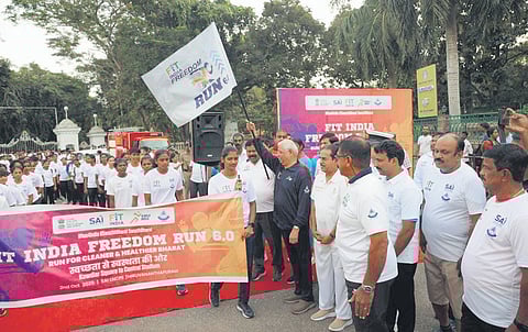 Governor Rajendra Arlekar flagging off the sixth edition of the Fit India Run at the Kowdiar Square on Thursday