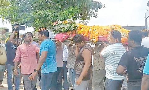 Pitabasa’s mortal remains being taken to the crematorium for last rites.