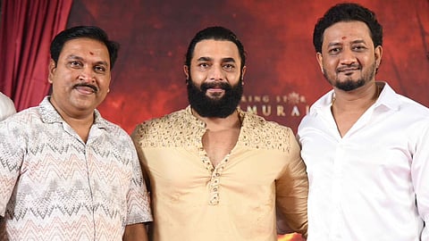 Sriimurali (centre)