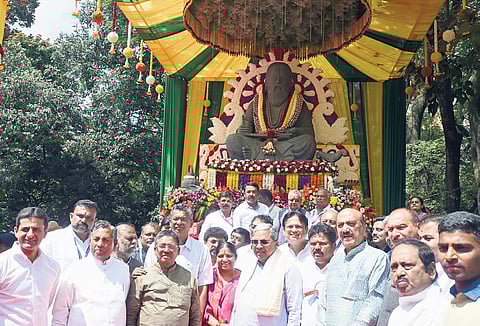 Chief Minister Siddaramaiah pays tributes to Maharishi Valmiki on Valmiki Jayanti in Bengaluru on Tuesday.