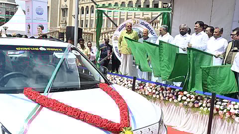 Chief Minister Siddaramaiah off eco-friendly electric vehicles here at Vidhana Soudha on Monday. Karnataka State Pollution Control Board Chairman Narendra Swami and others were present.