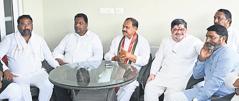 Mahesh Goud played the role of a troubleshooter, successfully persuading both ministers to smoke the peace pipe.