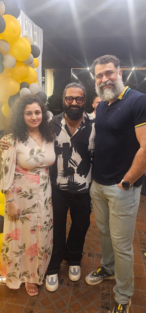 Hariprashanth with Rishabh Shetty and his wife Pragathi