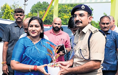 Chittoor SP Tushar Dudi welcomes HM V Anitha at Develampeta