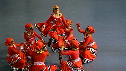 Students
of Assisi
Vidyaniketan,
Kakkanad,
performs
group dance