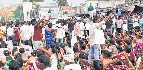 Fishermen from Rajayyapeta in Anakapalle district blocked the NH at Nakkapalli on Sunday, demanding the cancellation of the proposed Bulk Drugs Park
