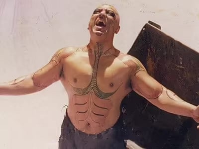 A still from Aalavandhan