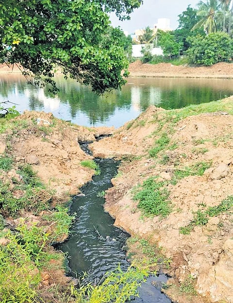 Ductile iron pipes used for the main lines and stoneware pipes used for the collection lines are corroded, leading to leakage