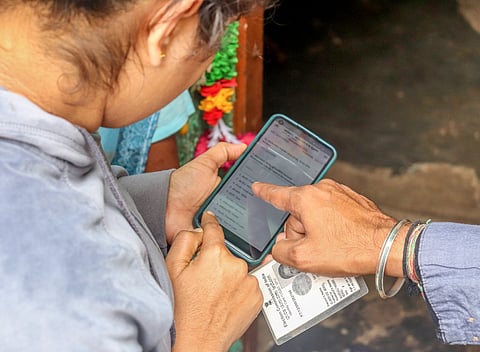An enumerator collects details as part of the socio-economic survey at Jayanti Nagar, Horamavo, which commenced across Bengaluru on Saturday morning.