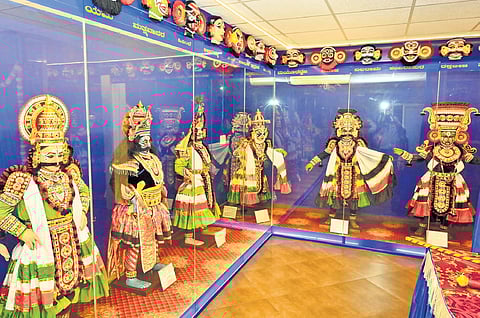 A model of Yakshagana green room. The Siribagilu Venkappayya Samskrithika
Bhavana has literature and materials to help research scholars working on the dance-drama form