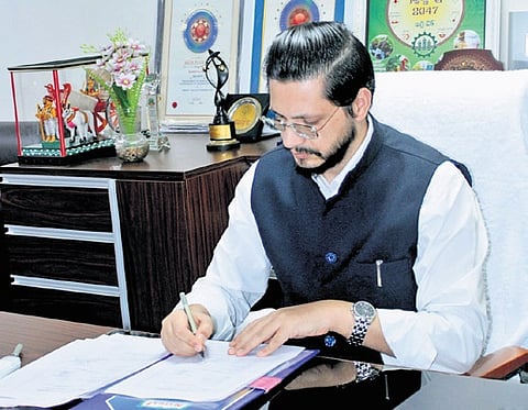 Dr Manazir Jeelani Samoon IAS took charge as director of Agriculture department on Tuesday.