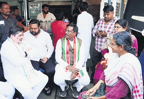 Minister Ponnam Prabhakar and AICC Telangana in-charge Meenakshi Natarajan at
a booth-level workers meeting in Borabanda division of Jubilee Hills on Tuesday.