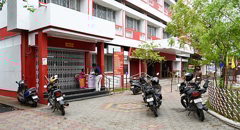 Vehicle Haphazard parking at head post office in Tiruchy on Thursday: