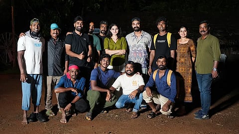 Kayadu Lohar (C) with Tovino Thomas and the crew of Pallichatambi