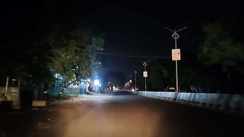 A photo of the faulty streetlights in Elakkiyampatti along the Dharmapur.