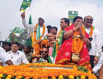 BJD candidate Snehangini Chhuria and other senior leaders in a rally at Nuapada.