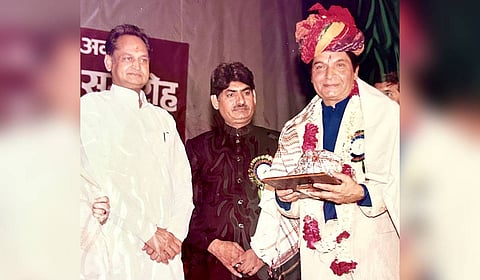 Asrani receiving an award from former Rajasthan Chief Minister Ashok Gehlot.