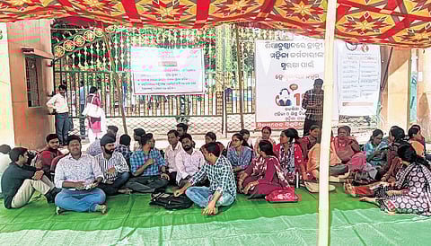 Guest faculty members staging dharna in front of the university gate.