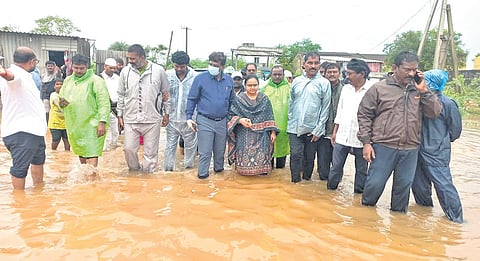 OMC Commissioner Venkateswara Rao and RDO Lakshmi Prasanna inspected the 18th Division in Ongole on Friday.