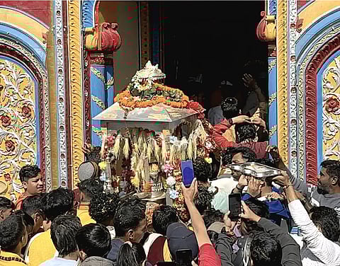 The ceremonial Doli began its descent, passing through traditional halts including Rampur and the Vishwanath Temple in Guptkashi, before arriving at its winter seat in Ukhimath.
