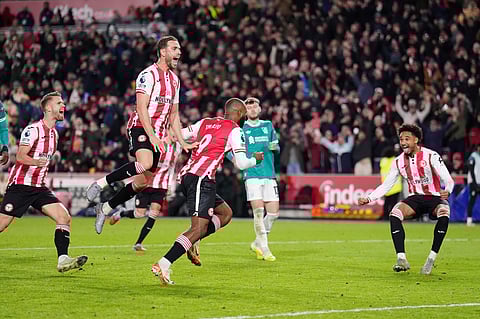 Brentford's Jordan Henderson, second from left, celebrates after Igor Thiago (9) scored from the penalty spot for their third goal during the Premier League soccer match between Brentford and Liverpool in London, Saturday, Oct. 25, 2025.