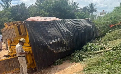Two laborers died, and four laborers were injured when a container overturned in Jigani, Bengaluru on Sunday morning.