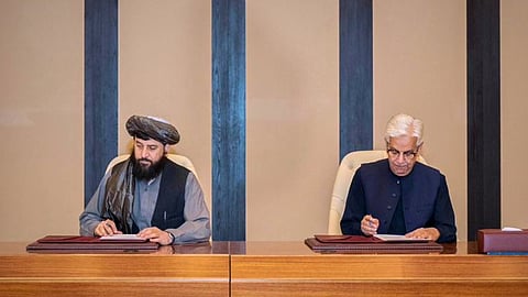 Pakistani Defence Minister Khawaja Asif, center right, and Afghan Defence Minister Mullah Muhammad Yaqoob sign a ceasefire agreement in Doha, Qatar, Sunday, October 19, 2025.