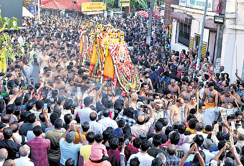 The ‘aarattu’ procession passes through Fort, marking the conclusion of Alpashy festival at Sree Padmanabhaswamy Temple on Thursday