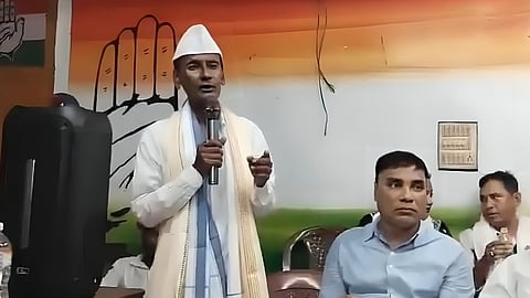 Congress leader Bidhu Bhushan Das sang a rendition of the Rabindra Sangeet “Amar Sonar Bangla, Ami Tomay Bhalobasi”, the Bangladeshi national anthem.