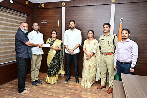 Vemuri Kaveri Travels representatives handed over the financial aid cheque to the victim families in the presence of Minister TG Bharath, Kurnool